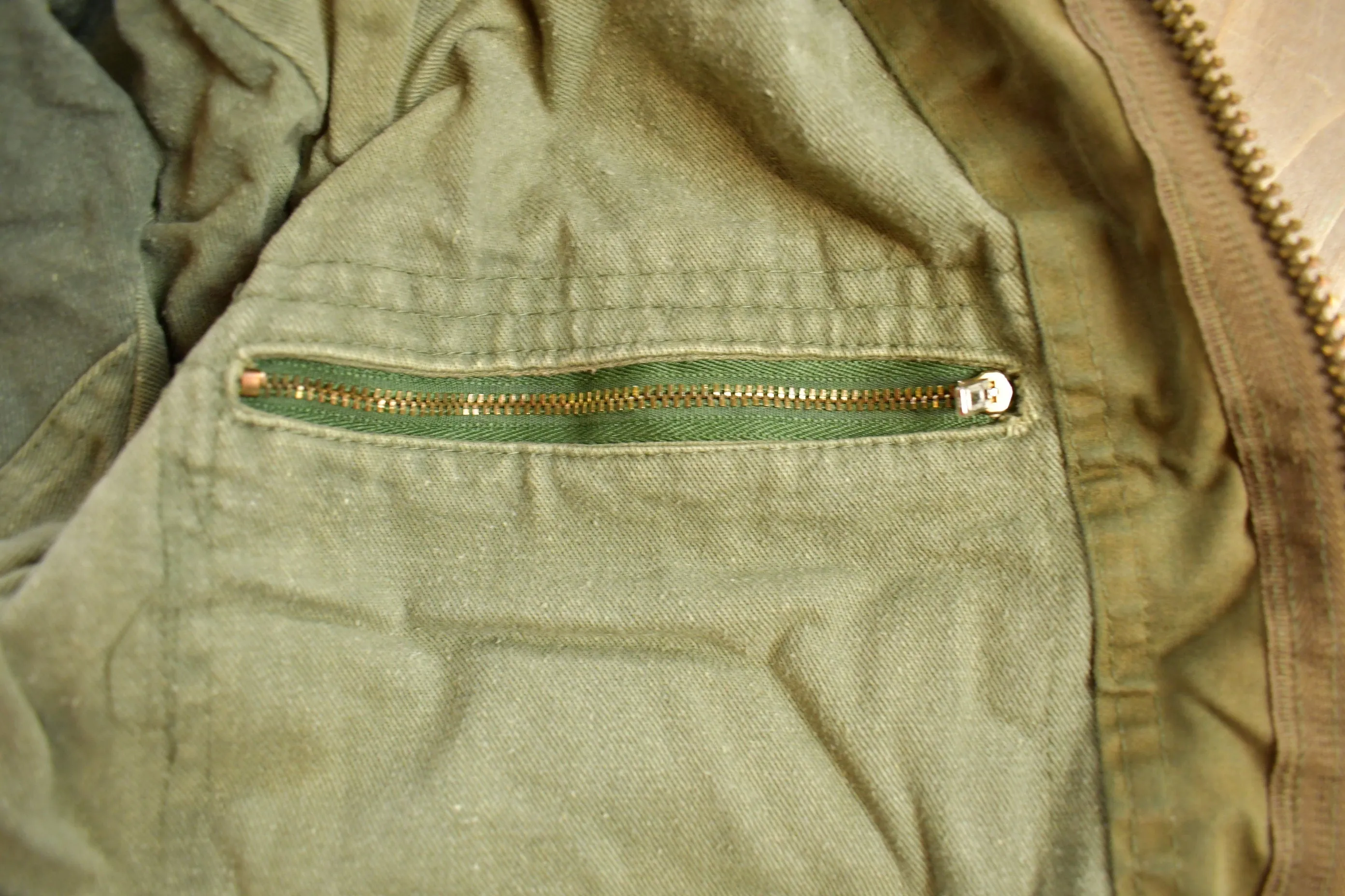 Vintage 1970s Military Jacket/ Button Up Jacket / US Army Green / Vintage Army / Streetwear Fashion / Army Jacket / Distressed / Thrashed